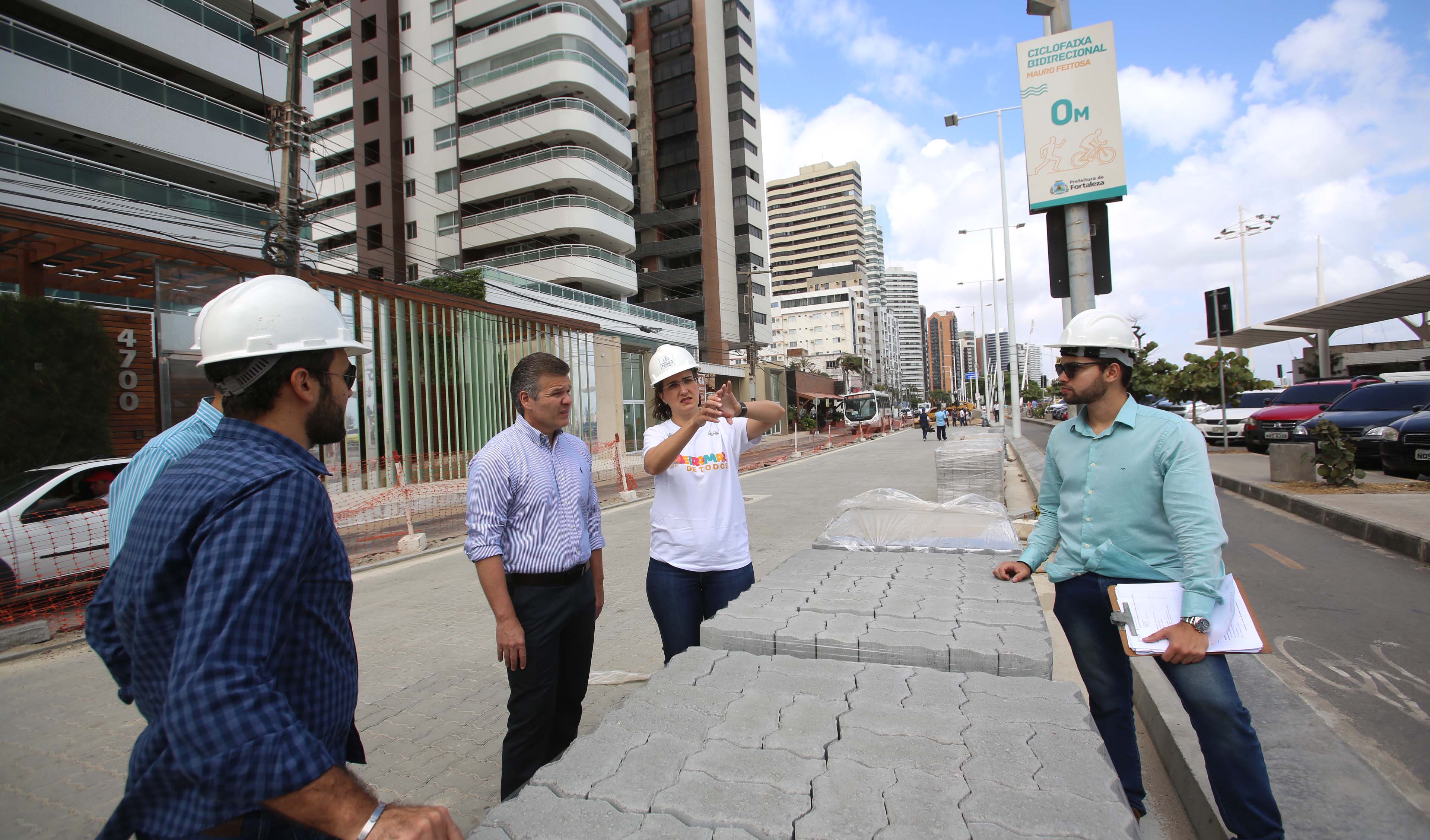 Pessoas andando em um canteiro de obras